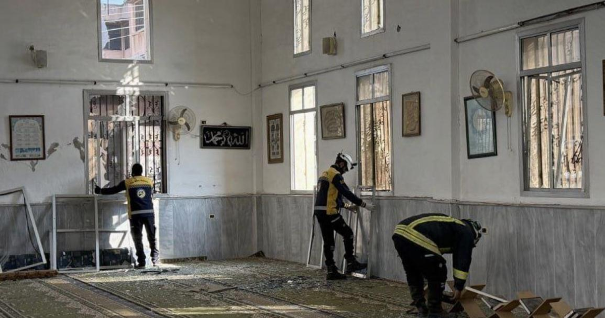 8 قتلى و18 إصابة في تفجير استهدف مسجداً وسط سورية